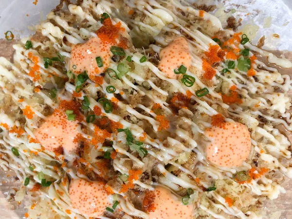 Японская еда okonomiyaki в крупном плане — стоковое фото