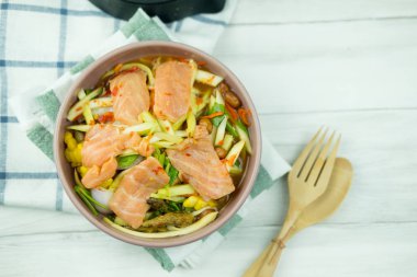 Somon ile baharatlı dilim mango salatası