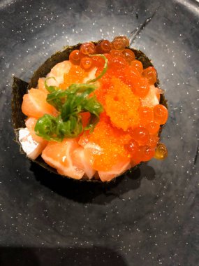 Suşi somon karides yumurta