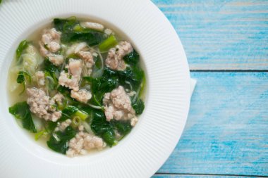 Kıymalı domuz eti ile sarmaşık kabak çorbası 