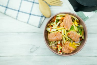 Baharatlı yeşil mango salatası ile 