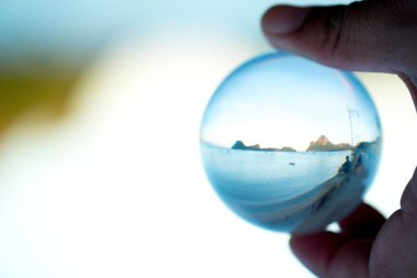 Cam topun içinden plajın panoramik manzarası