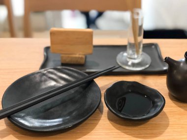 Çubuklu boş siyah tabak