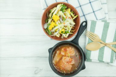 Baharatlı dilim mango salatası somon ile servis