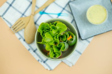 Ev mutfağında kasede salata rulo