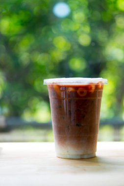 Plastik bardak buzlu latte 