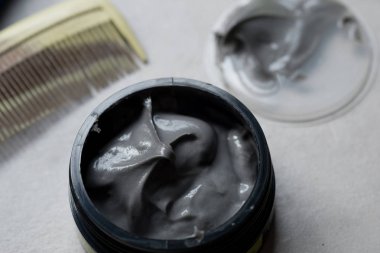 Açık saç balmumu ve küvetlerde kil