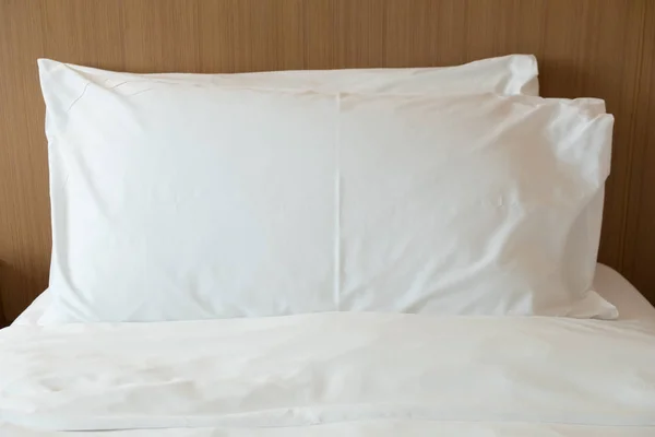 Comfortabele zachte kussens op het bed — Stockfoto