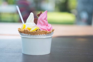 Birçok şeker tepesi ile Yoğurt yumuşak krema