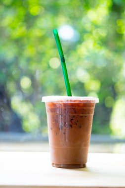 Plastik bardak saman ile buzlu latte 