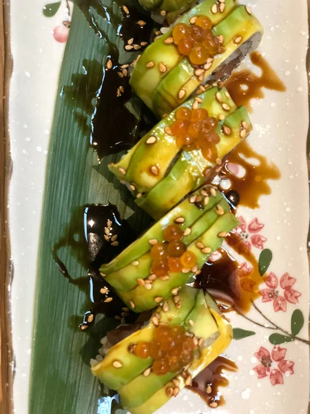 Close up de sushi japonês com abacate verde — Fotografia de Stock