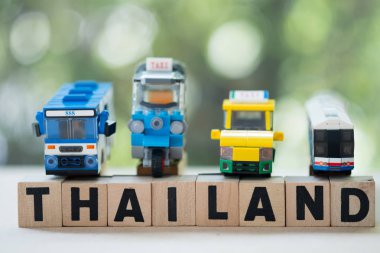 Minyatür oyuncak Tay kamu hizmeti araba Tayland ahşap bloklar kelime koymak. Bangkok Tayland'da araç servisi konsepti