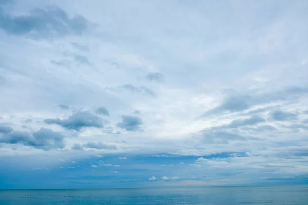 平静的大海。夏季风景海和天空 — 图库照片