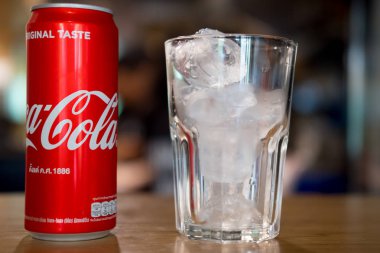 Bangkok, Tayland - 22 Eylül 2019: Coca-Cola ve camda buz. Coca-Cola dünya çapında mağazalarda satılan bir gazlı meşrubat.