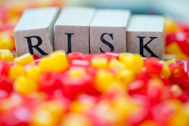 Ahşap blok kelime Risk bina alfabesi ile küp