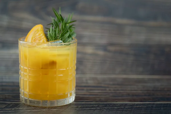 Cocktail estivo fresco con succo d'arancia e cubetti di ghiaccio in vetro — Foto Stock