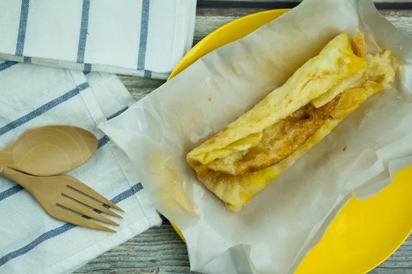 Gefrituurde krokante Roti met gezoete gecondenseerde melk, ei en — Stockfoto