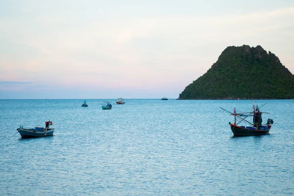 Fischerboot an der Küste am Tag haben langen Strand am sam roi yot beach prachuap khiri khan schönen Ozean in Thailand. — Stockfoto