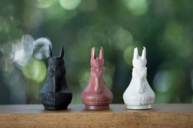 Ahşap masada Tay satranç hortumu