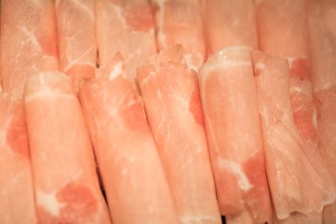 Sıcak tencerede pişirmek için domuz eti dilimleri