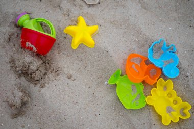 Kumda çok renkli plastik oyuncaklar