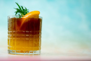 Buzlu portakal suyu espressosu. Buz gibi yaz içkisi.