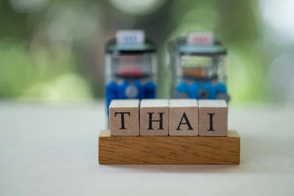 Letras de palabras de tailandés con fondo de coche de servicio público — Foto de Stock