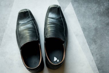 Eski deri ayakkabı çiftini kapatın