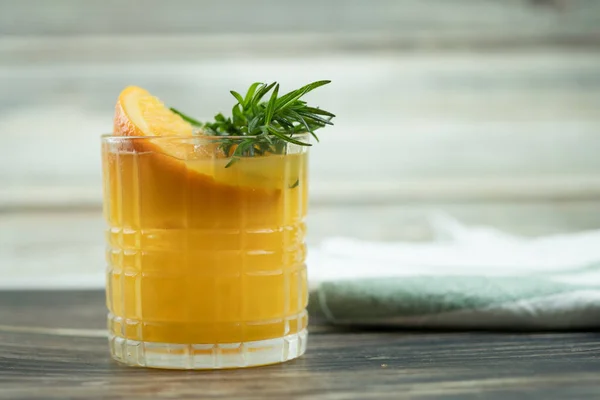 オレンジジュースとアイスキューブをグラスに入した新鮮な夏のカクテル — ストック写真