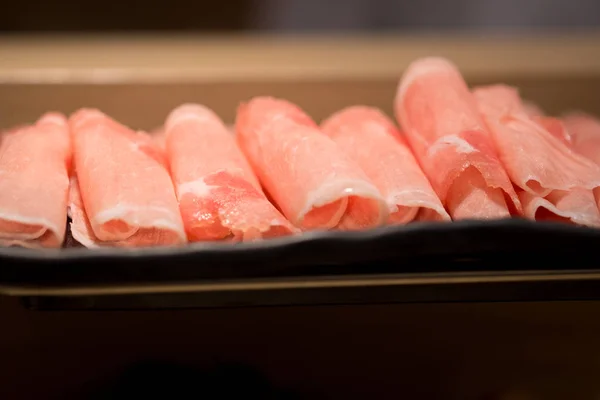 鍋で調理するための豚肉のスライス — ストック写真