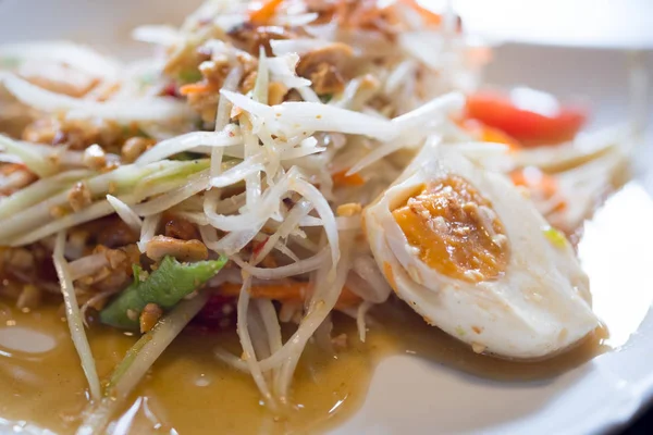 Ensalada de papaya verde picante tailandesa con huevo salado — Foto de Stock