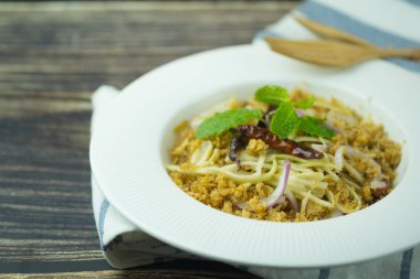 çıtır catfish yeşil mango ve sebze salatası