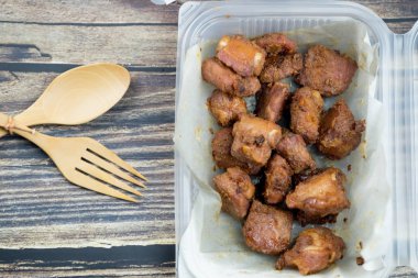 Kutuda derin kızarmış domuz kaburga