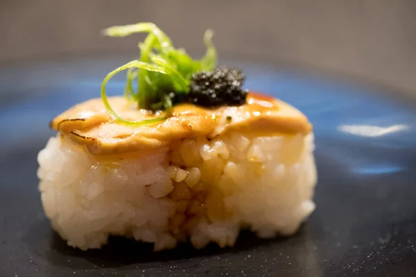 Foie Gras sushi în farfurie neagră — Fotografie, imagine de stoc