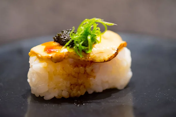 Sushi Foie Gras en plaque noire — Photo