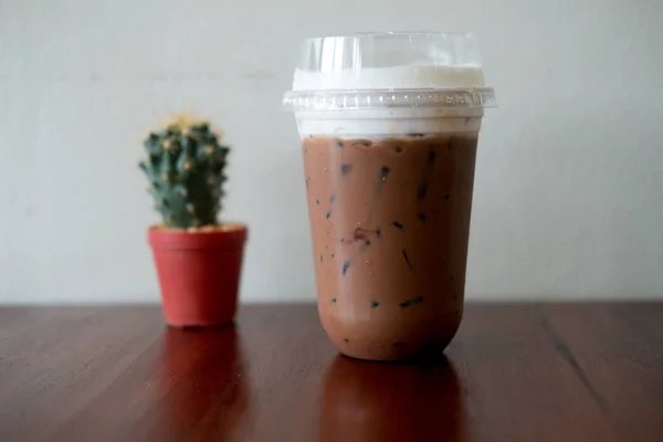 Caffè moka ghiacciato nel bicchiere da asporto — Foto Stock