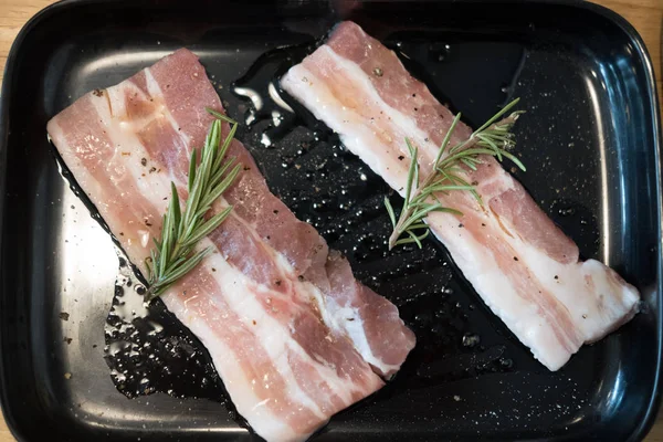 Roher Schweinebauch im Restaurant. — Stockfoto