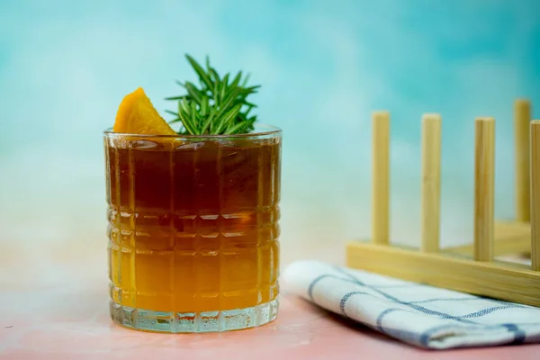 오렌지 주스 에스프레소와 얼음. 얼음 차가운 여름 음료. — 스톡 사진