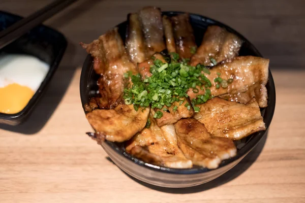 Butadon em tigela de arroz coberto com carne de porco fatiada e molho doce — Fotografia de Stock