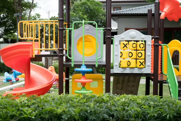 Parque infantil colorido para crianças — Fotografia de Stock