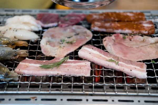 Carne cruda alla griglia di manzo e maiale con gamberetti e calamari (barbecue, barbecue) una cottura alimentare sulla griglia wagyu nel barbecue. ristorante yakiniku grill buffet — Foto Stock