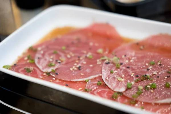 Carne de porc crud cu scallion tăiat cu sos teriyaki — Fotografie, imagine de stoc