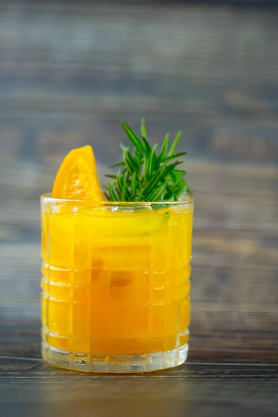Succo d'arancia appena spremuto con cubetti di ghiaccio — Foto Stock