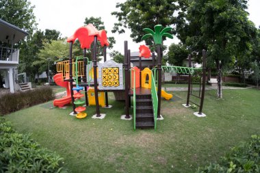 Çocukları oynamaya davet etmek için renkli oyun alanı.