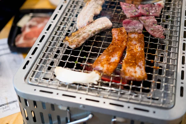 Fette di carne alla griglia sui fornelli — Foto Stock