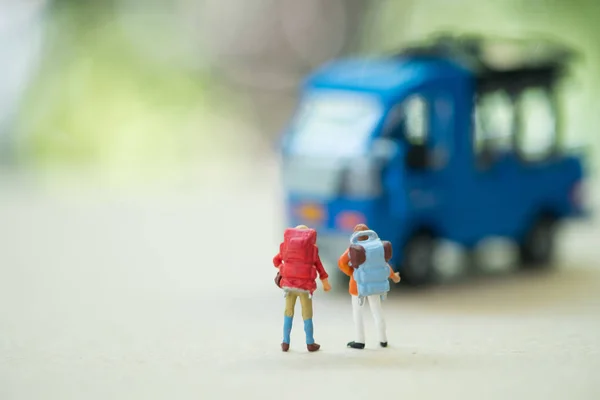 Miniature people : Travelers miniature with backpack hitchhiker for travelling. Begin great adventure in your life — Stock Photo, Image