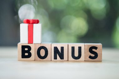 Kelime Bonus ve hediye kutusunda Harf bloğu. Yıllık bonus konsepti. İkramiye, işte motivasyondur