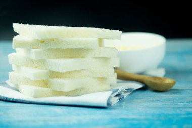 Beyaz ekmeklik buğday unu, kahvaltıiçin ekmek hazırlayın. Aile için yumuşak ekmek ev yapımı fırın. Dilimlenmiş ekmek servise hazır.