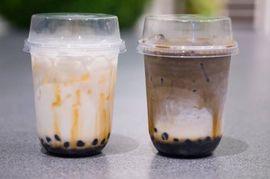 Hojicha süt çay ve krem peynir köpük tabakası ile taze süt