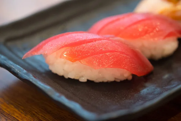 Färsk tonfiskfilé sushi, serveras på svart skiffer — Stockfoto